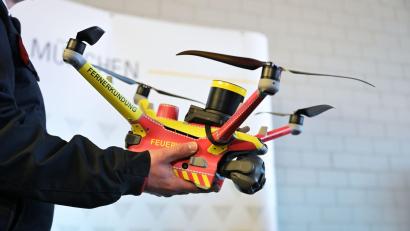 Bild: Malin Wunderlich/dpa
Die voll automatisierten Drohnen fliegen in einer Höhe von 100 bis 120 Metern über dem Einsatzort.