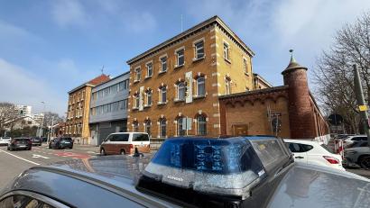 Bild: Nico Pointner/dpa
Die Polizei ermittelt zu den Hintergründen des Brandes.