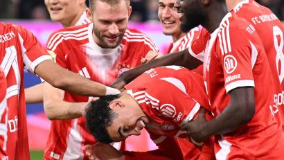 Bild: Harry Langer/dpa
Der FC Bayern um die Torschützen Konrad Laimer und Jamal Musiala (m) bejubelt den nächsten Sieg auf dem Weg zum Titel.