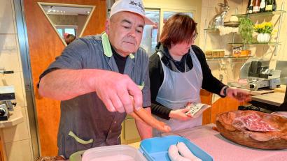 Bild: Petra Hartl
Die Wienerle dürfen ruhig zu den Weißwürsten in die Tupperbox, die beißen sich nicht: Hans Jürgen Rötzer packt den Einkauf in den mitgebrachten Behälter.