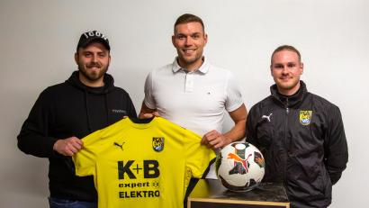 Bild: FC Amberg | Matthias Reuß
Marco Seifert (Mitte) stürmt künftig für den FC Amberg.