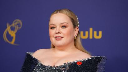 Bild: Jae C. Hong/Invision/AP/dpa
„Bridgerton“-Star Nicola Coughlan erzählt von einer ärgerlichen Begegnung mit einem Fan. (Archivbild)