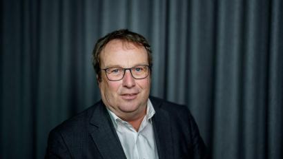 Bild: Michael Kappeler/dpa
Ist gegen einen neuen Tankrabatt: NRW-Minister Krischer