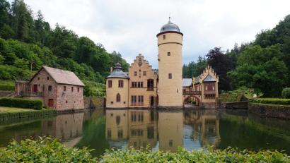 Bild: Michael Seiterle/Spessart-Mainland/dpa
Schloss Mespelbrunn ist eines der touristischen Highlights im Spessart. In dem Schloss wurden Teile des Kinofilms „Das Wirtshaus im Spessart“ gedreht.