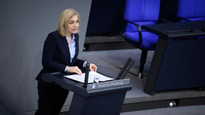 Bild: Bernd von Jutrczenka/dpa
Das Gesetz von Gesundheitsministerin Nina Warken soll eine flexiblere Umsetzung vor Ort ermöglichen.