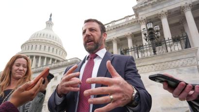 Bild: J. Scott Applewhite/AP/dpa
Senator Markwayne Mullin soll nach Willen Trumps künftig das Heimatschutzministerium leiten.