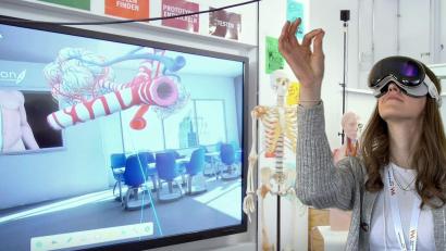 Bild: OTH Amberg-Weiden
Praxisnahe Einblicke in den offenen Laboren: Zum Beispiel können im VR-Labor Interessierte den menschlichen Körper dreidimensional erforschen.