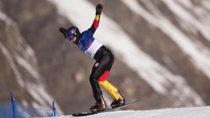 Bild: Lindsey Wasson/AP/dpa
Nach einer Enttäuschung bei Olympia feiert Snowboardcrosser Leon Ulbricht einen Sieg im Weltcup. (Archivbild)