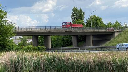Bild: Völkl
Die Autobahnbrücke zwischen dem Nabburger Stadtkern und dem Industrie- und Gewerbegebiet ist in die Jahre gekommen und muss erneuert werden.