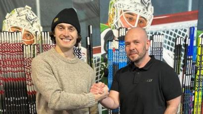 Bild: Günter Passler
Ein Handschlag auf die nächste Saison: Brendan Walkom (links) und Ambergs Sportlicher Leiter Chris Spanger freuen sich über die weitere Zeit beim ERSC Amberg.