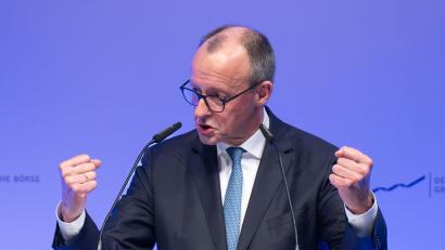 Bild: Boris Roessler/dpa
Will in München die Spitzen der Wirtschaftsverbände treffen: Kanzler Friedrich Merz. (Archivbild)
