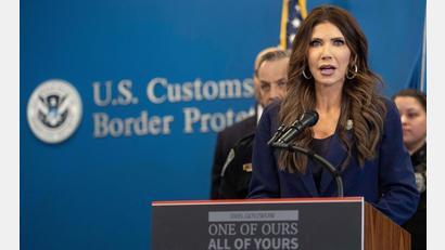 Bild: Yuki Iwamura/AP/dpa
Als erste Ministerin der aktuellen Trump-Regierung muss US-Heimatschutzministerin Kristi Noem gehen. (Archivfoto)