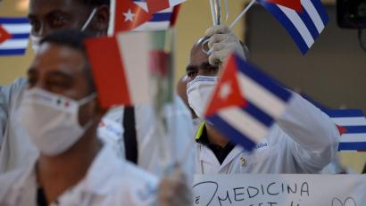 Bild: Yamil Lage/AFP/AP/dpa
Kubanische Sanitätsbrigaden sind in vielen Ländern der Karibik im Einsatz.