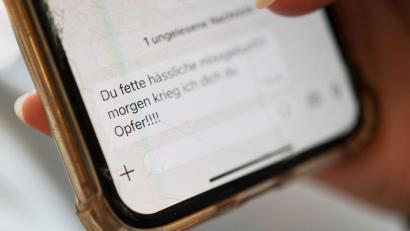 Bild: Marijan Murat/dpa
Vor allem Frauen und junge Menschen sind von Cybermobbing und Cyberstalking betroffen. (Symbolbild)