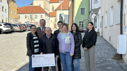 Bild: Marko Pammer
Silke Pfab (Leiterin Kindergarten St. Marien), Nabburgs Bürgermeister Frank Zeitler, Wolfgang Angermeier, Kämmerer Thomas Bodensteiner, Julia Scheibl (Stellvertretende Leiterin Angelus-Kindergarten), Andrea Stadler (Leiterin BRK-Kindergarten Storchennest) und Lena Bittner (bei der VG Nabburg zuständig für das Kindergartenwesen) freuen sich für die Kinder (von links).