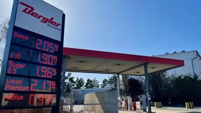 Bild: Gabi Schönberger
Am Freitagmittag steht auf der Anzeigetafel der Tankstelle Bergler in Weiden ein Dieselpreis von über 2 Euro.