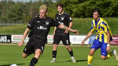 Archivbild: ham
Timon Porcher (links) und die Schwarzenfelder starten mit einem Nachholspiel beim TV Parsberg in die Rest-Rückrunde der Bezirksliga Süd.