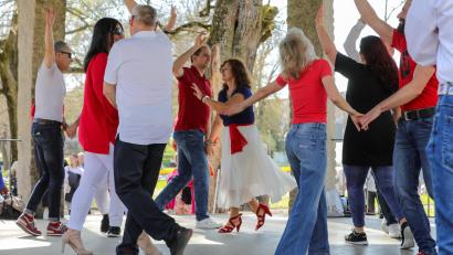 Archivbild: Wolfgang Steinbacher
Der internationale „Rueda de Casino“-Flashmob findet in diesem Jahr am 28. März statt. Im Jahr 2025 verwandelten die Tänzerinnen und Tänzer den Pavillon im Englischen Garten im Amberg in eine Show-Bühne.