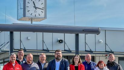 Bild: Wolfgang Steinbacher
Strahlen mit der Frühlingssonne um die Wette, von links: Martin Dunst, Alfons Ostler, Christian Weiß, Gerhard Egelseer, Stefan Frank, Sonja Kalb, Hans-Jürgen Reitzenstein, Anke Kaltenbach und Thomas Retzer vor der neuen Analog-Uhr am Bademeisterhaus.
