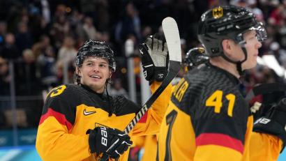 Bild: Carolyn Kaster/AP/dpa
Künftig im Trikot der Bruins: Lukas Reichel
