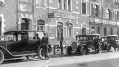 Bild: Archiv Alois Schröpf
Im Jahr 1924 betrieb die Fahrschule Weiß in der Albrecht-Dürrer-Straße eine eigene Tankstelle.