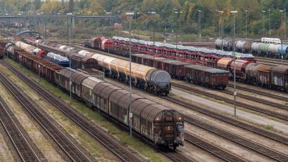 Bild: Peter Kneffel/dpa
Die Sperrung hatte große Auswirkungen auf den Zugverkehr. (Symbolbild)