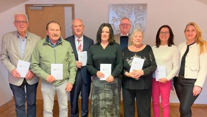 Bild: Andreas Hofmeister
(von links) Heinz Schönfelder, Johann Gradl, Dr. Karl-Heinz Saur, Claudia Mayer, Oberbürgermeister Andreas Feller, Anna Kurzendorfer-Nebel, Karin Frankerl und Barbara Aved (Amt Zentrale Steuerung und Dienste).
