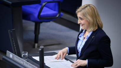 Bild: Bernd von Jutrczenka/dpa
Gesundheitsministerin Nina Warken brachte Änderungen an der Krankenhausreform durch den Bundestag.