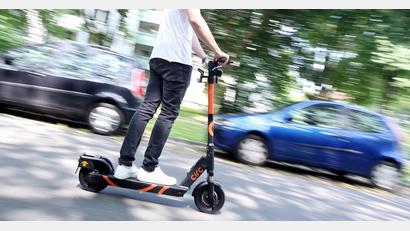 Symbolbild: Roland Weihrauch/dpa
Ein 43-jähriger Autofahrer übersah einen E-Scooter in Amberg. Der 15-jährige Fahrer wurde leicht verletzt.