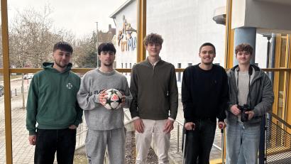 Bild: Lukas Büchold
Die Organisatoren des Schulfußball-Turniers (von links): Samuel Melchne (HCA), Noah Keller (HCA und Jugend-Nationalspieler), Michael Ehbauer (Fos-Bos), André Sena Seitz (Schülersprecher Fos-Bos) sowie Social-Media-Video- und Fotograf Julian Grahl .