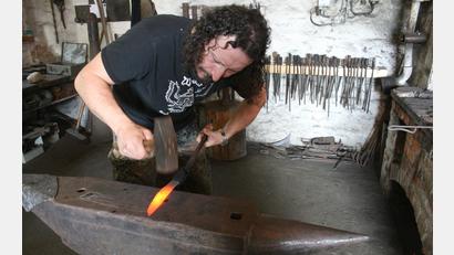 Bild: Karin Kreinhöfner
Auf dem Amboss in der alten Schmiede bearbeitet Manfred Kreinhöfner das glühende Eisen.