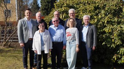 Bild: wel
Hans Ferschl (Mitte mit Gattin und Tochter) freute sich anlässlich seines 80. Geburtstages über Glückwünsche und Besuche der Vereinsabgeordneten sowie von Bürgermeister Rudolf Teplitzky (links). Seine Verbundenheit mit MMM Stadlern dokumentierten Michael Koller (rechts) und Sven Krage (zweiter von rechts)