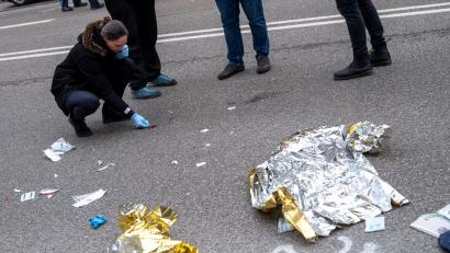 Bild: Peter Kneffel/dpa
Nach dem Vorfall sichern Beamte am Tatort Spuren.