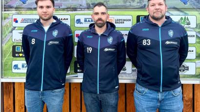 Bild: FV Vilseck
Tobias Graßler (Mitte) und Co-Trainer Maximilian Kreuzer (links) sowie Torwarttrainer Christian Lehner bleiben dem FV Vilseck auf künftig erhalten.