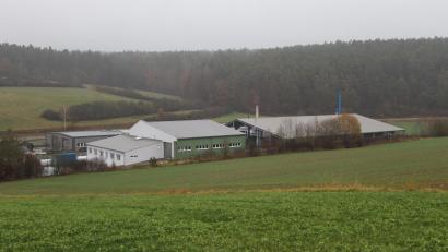 Bild: mrr
Die Firma Carbon Cycle aus Vilshofen produziert bei der Herstellung von Pflanzenkohle aus Biomasse viel Abwärme. Diese könnten Vilshofener Haushalte als Teilnehmer eines Nahwärmenetzes beziehen und so ihre Gebäude heizen und Warmwasser verbrauchen.