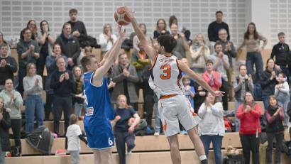 Archivbild: Tobias Schwarzmeier
Auch als Verteidiger stark: Liam Archer war beim Basketballkrimi in Dresden die entscheidende Figur. Daher baut die DJK auch im Rückrundenspiel gegen die Titans auf ihren Kapitän.