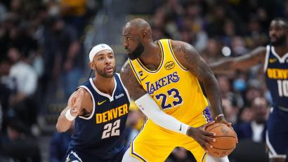 Bild: David Zalubowski/AP/dpa
LeBron James (r) eilt von Rekord zu Rekord.