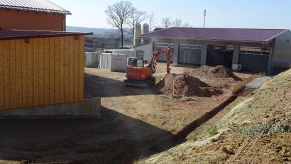 Bild: Houschka
Der Fensterbacher Bauhof, zwischen Knölling und Dürnsricht angesiedelt, geht heuer in die Endphase seiner Fertigstellung. In der jüngsten Gemeinderatssitzung wurden Untergrund-, Planierungs- und Asphaltarbeiten zum Gesamtpreis von 215.000 Euro vergeben.