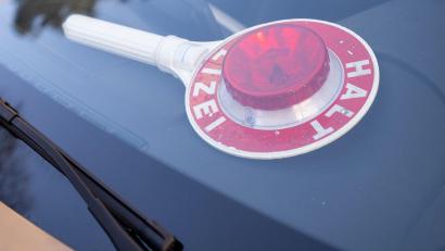 Symbolbild: Peter Kneffel/dpa
Die Bundespolizei Waidhaus vollstreckt bei Kontrollen auf der Autobahn gleich vier Haftbefehle.