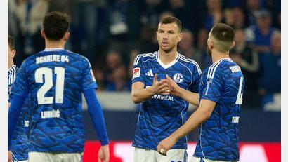 Bild: Bernd Thissen/dpa
Stürmer Edin Dzeko (M) traf auch in seinem vierten Heimspiel für Schalke 04.