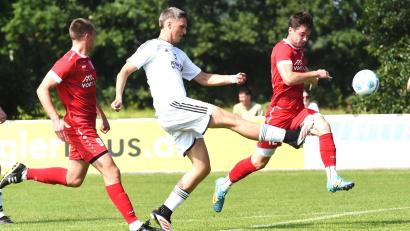 Archivbild: Gerhard Büttner
Die Tännesberger (links Sebastian Götz/rechts Zdenek Sykora) empfangen am Samstag den SV Schwarzhofen im Totopokal-Halbfinale des Fußballkreises Cham/Schwandorf.
