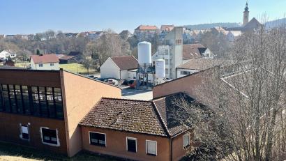 Bild: Gabi Schönberger
Um der Feuerwehr (hinter den Silos) mehr Platz zu schaffen, muss der Bauhof Neustadt/WN mit seinen rotbraunen Gebäuden samt Silos weichen. Die Entscheidung über die Vergabe der Planungsleistungen für den Neubau endete im Stadtrat fast mit einem Eklat.