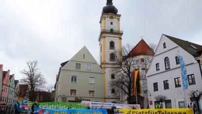 Archivbild: Kunz
Weidener Gruppen traten bereits in der Vergangenheit vor der Michaelskirche am Beginn der Internationalen Wochen gegen Rassismus ein für Toleranz und Vielfalt.