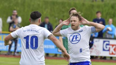 Bild: Hubert Ziegler
Grund zum Jubeln: Manuel Trenz (rechts) bleibt dem SV Auerbach weiterhin erhalten.