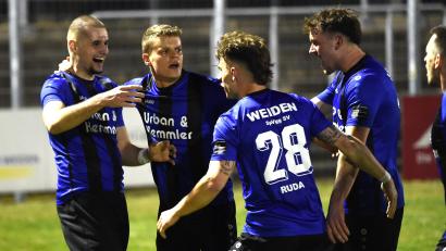 Bild: Gerhard Büttner
Torjubel nach dem 1:0: Dreifach-Torschütze Jahi Sylejmani (links) wird von seinen Mitspielern beglückwünscht.