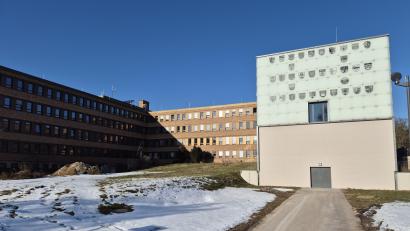 Bild: Hösamer
Die Wappen der 33 Landkreis-Kommunen zieren den Anbau des Landratsamts Schwandorf. Wer hier in den kommenden sechs Jahren Landrätin oder Landrat sein wird, entscheiden die Wähler am 8. März.