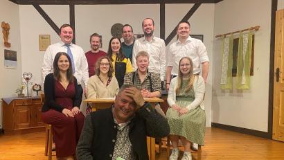 Bild: Lena Blödt
Die Laienspielgruppe der Katholischen Landjugendbewegung (KLJB) Hohentreswitz hat nach zwei Jahren Pause wieder ein Theaterstück einstudiert.