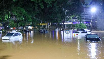 Bild: Andrew Kasuku/AP/dpa
Einige Einwohner sind ertrunken, andere aufgrund beschädigter Stromkabel getötet worden.