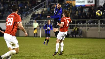 Bild: Gerhard Büttner
Patryk Bytomski beim Kopfball: Die SpVgg SV Weiden polierte am Freitagabend ihre bislang schwache Heimbilanz mit einem 6:0-Kantersieg gegen den FSV Stadeln auf.
