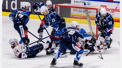 Bild: Werner Moller
Die Blue Devils Weiden (blaue Trikots) unterlagen am Freitagabend den Ravensburg Towerstars im heimischen Stadion mit 1:5.
